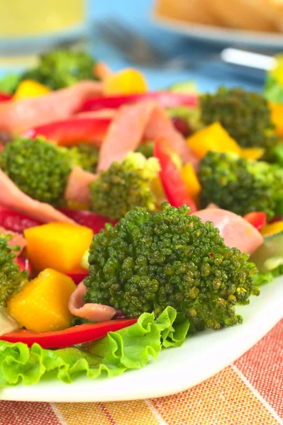 Färsk broccoli sallad — Stockfoto
