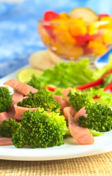Salade van verse broccoli-ham — Stockfoto