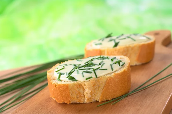 Bageta s měkkým sýrem a pažitkou — Stock fotografie