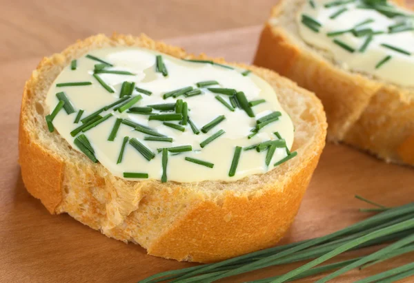 Багет з м'якого сиру і зелений лук — стокове фото