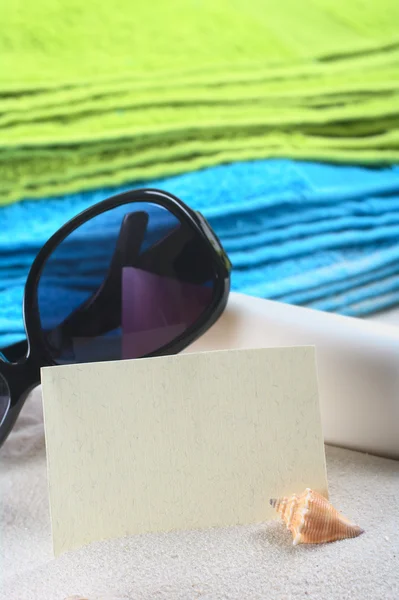 Cartão em branco em um cenário de férias na praia — Fotografia de Stock