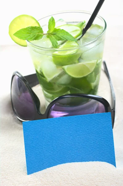 Blank Blue Card в настройках пляжного отдыха — стоковое фото