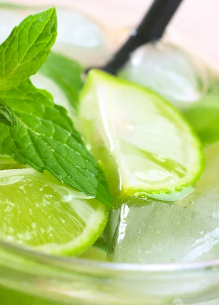 Uppfriskande drink med mynta, lime och is — Stockfoto