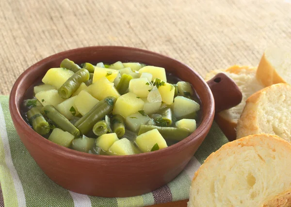 Горшок из картофельно-зеленой фасоли — стоковое фото