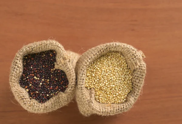 Grains de quinoa crus en sac de jute — Photo