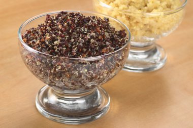 Kırmızı ve beyaz quinoa pişmiş