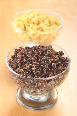 Kırmızı ve beyaz quinoa pişmiş