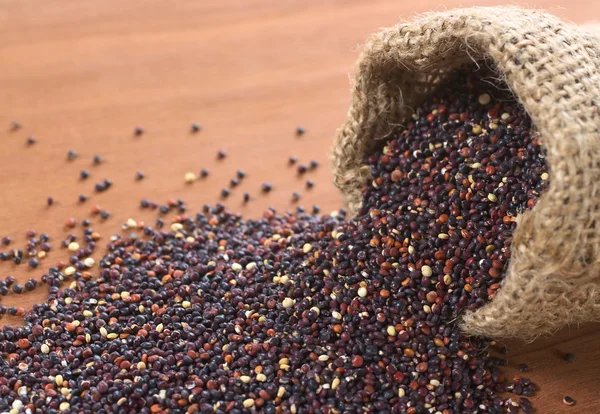 Czerwony quinoa surowe ziarna — Zdjęcie stockowe