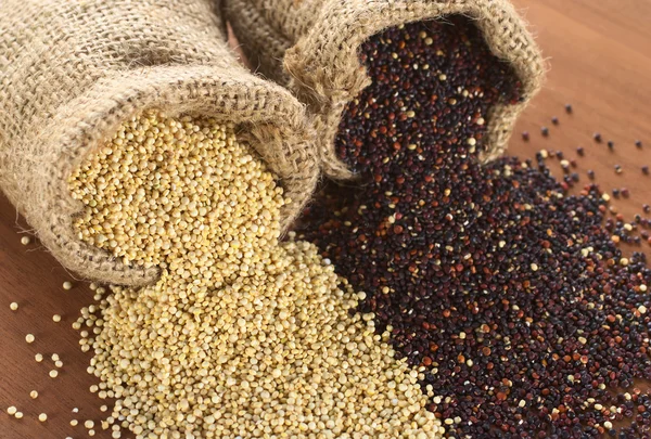 Syrové quinoa zrna v jutové pytle — Stock fotografie