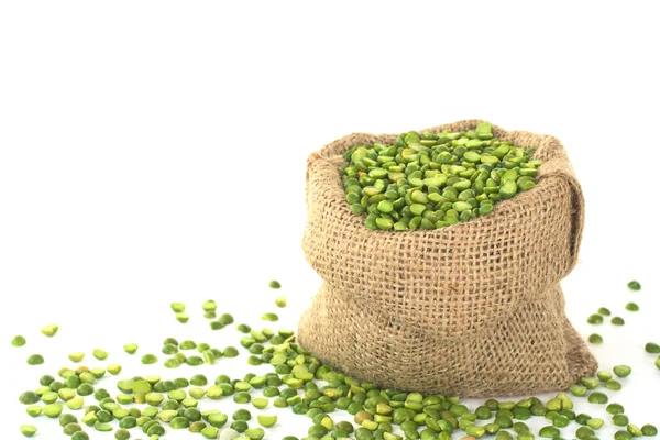 Gespaltene getrocknete grüne Erbsen im Sack — Stockfoto
