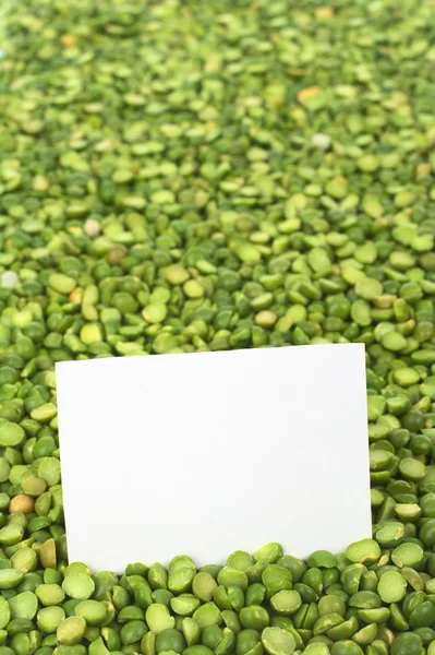 Guisantes verdes secos divididos con tarjeta — Foto de Stock