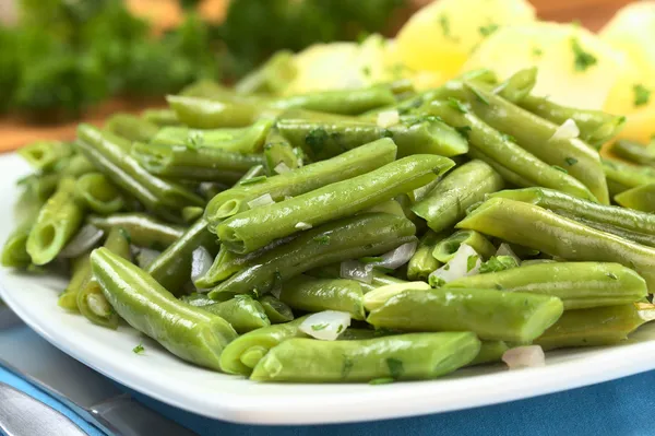 Gekookte groene bonen met ui en peterselie — Stockfoto
