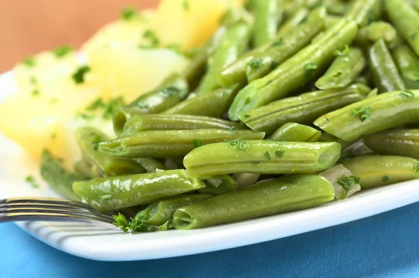 Judías verdes cocidas con cebolla y perejil — Foto de Stock