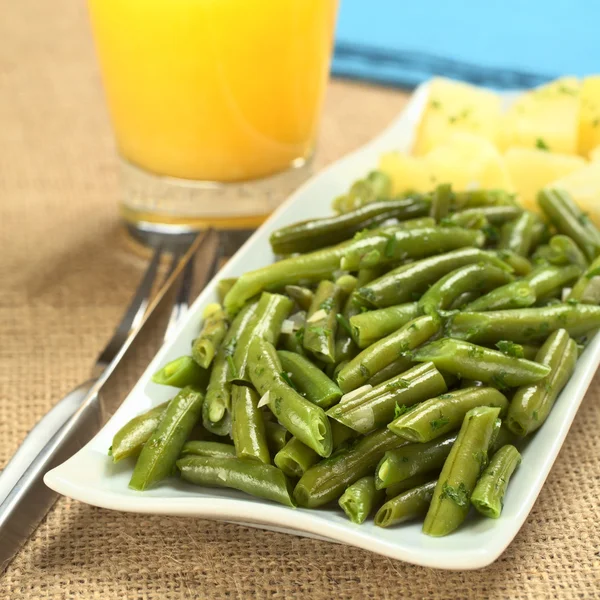 Fagiolini cotti con cipolla e prezzemolo — Foto Stock