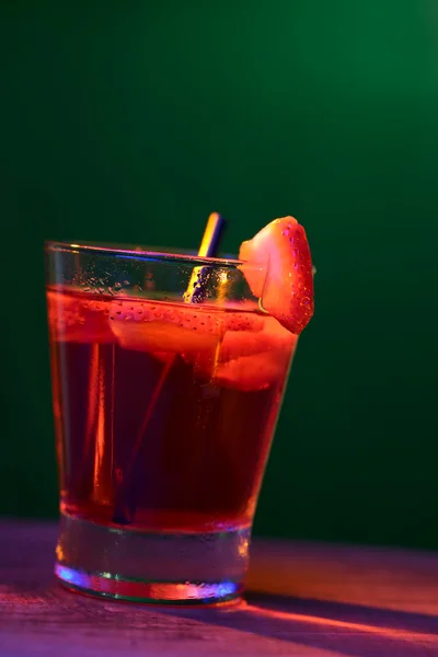 Bebida de fresa en luces coloridas — Foto de Stock