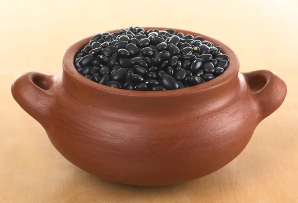 Haricots noirs crus dans un bol rustique — Photo