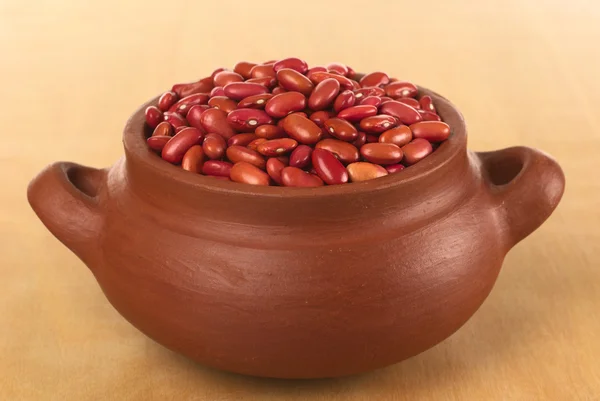 Rå röda kidneybönor i rustik skål — Stockfoto