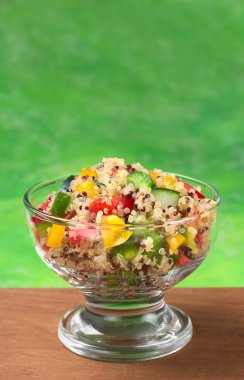 Vejetaryen quinoa salata