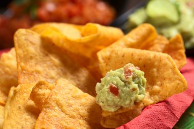 guacamole nacho üzerinde