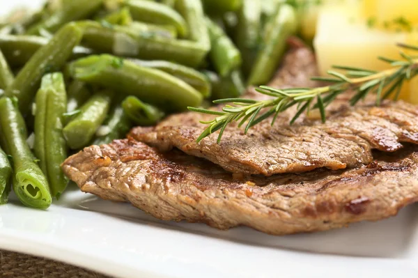 М'ясо яловичина з розмарин і зеленою квасолею — стокове фото
