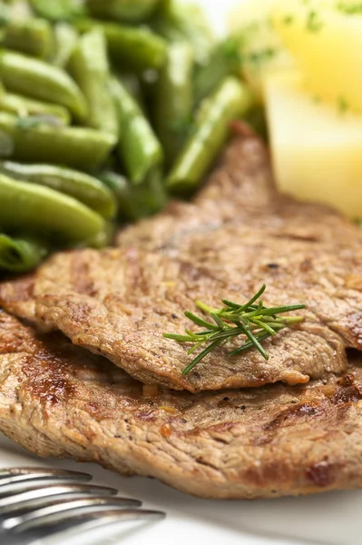 Rindfleisch mit Rosmarin und grünen Bohnen — Stockfoto