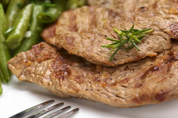 М'ясо яловичина з розмарин і зеленою квасолею — стокове фото