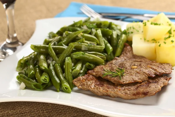 Rundvlees met rozemarijn, groene bonen en aardappelen — Stockfoto