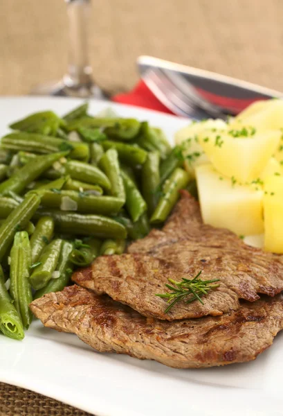 ローズマリー、グリーン豆、ジャガイモと牛肉の肉 — ストック写真
