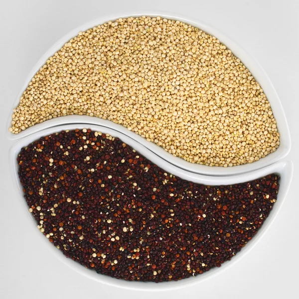Çiğ kırmızı ve beyaz quinoa tahıl — Stok fotoğraf