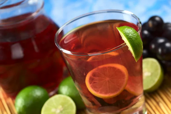 Taze ev yapımı kırmızı üzüm limonata — Stok fotoğraf