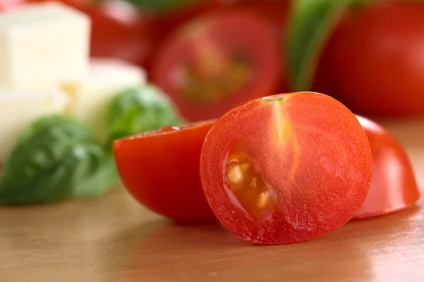 Corte de tomate cereja ao meio — Fotografia de Stock