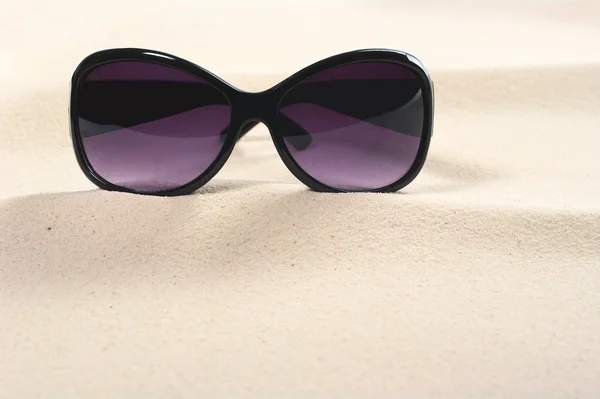Солнечные очки на песке — стоковое фото