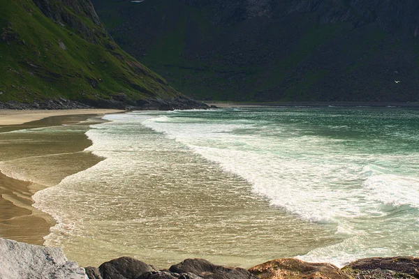 Пляж в местечке Вика-на-Лоффе, Норвегия — стоковое фото