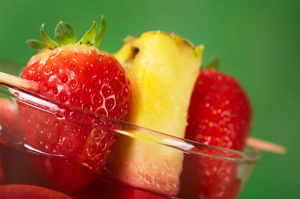 Erdbeer-Ananas-Garnitur auf Glas — Stockfoto