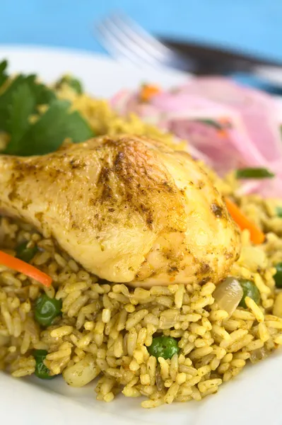 Peruanisches Gericht namens arroz con pollo — Stockfoto