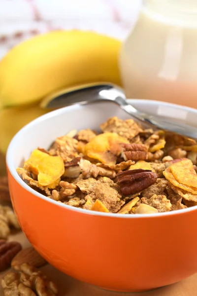 Cereales integrales con plátano y frutos secos — Foto de Stock