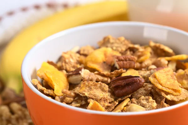 Wholewheat spannmål med banan och nötter — Stockfoto