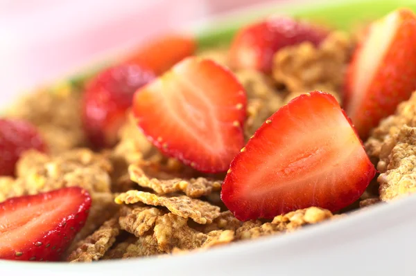 Wholewheat Flakes with Fresh Strawberries — Stock Photo, Image