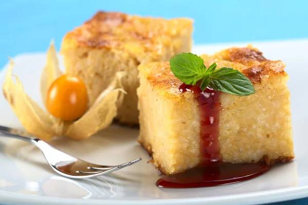 Baked Rice Pudding with Strawberry Sauce — Stock Photo, Image