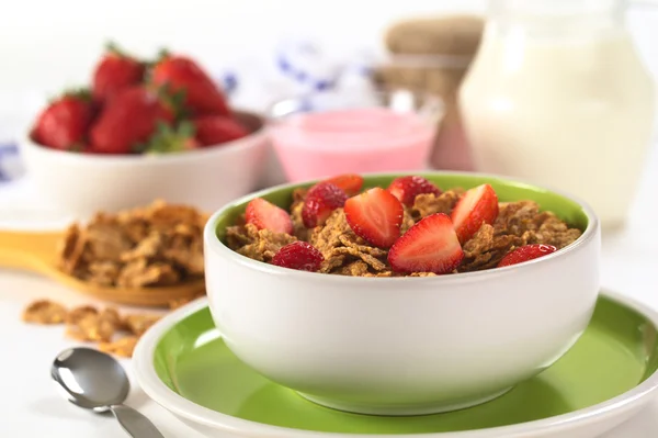 Wholewheat Flakes with Fresh Strawberries — Stock Photo, Image