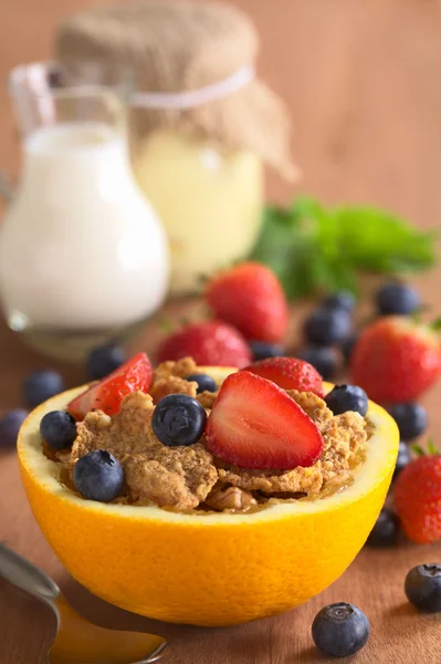 Wholewheat Cereal with Fresh Fruits — Stock Photo, Image