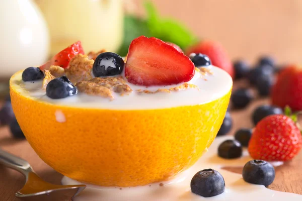 Cereales integrales con frutas frescas y leche — Foto de Stock