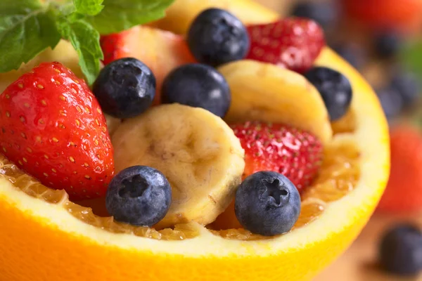 Ensalada de frutas en tazón de naranja — Foto de Stock