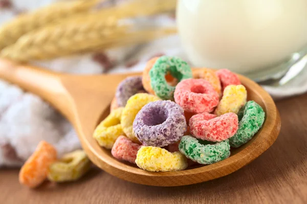 Loops de cereais coloridos com sabor diferente de frutas — Fotografia de Stock