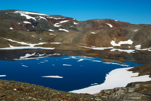 Sjön omges av karga berg — Stockfoto