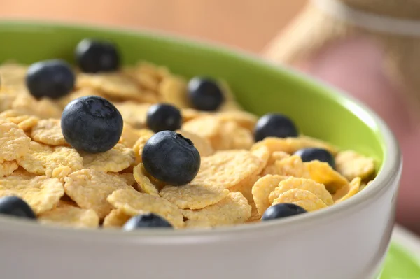 Süße Cornflakes mit Blaubeeren — Stockfoto