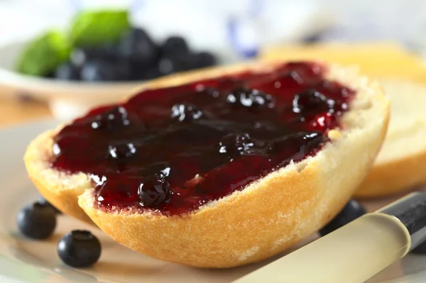 Blueberry Jam on Half a Bun — Stock Photo, Image