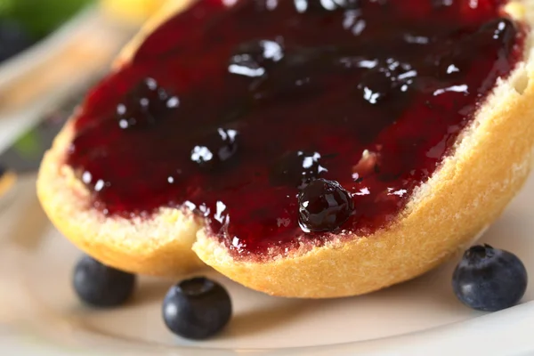 Blueberry Jam em meio pão — Fotografia de Stock