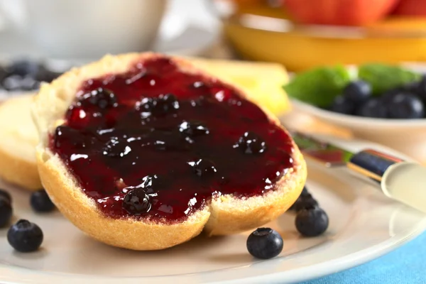 Blueberry Jam em meio pão — Fotografia de Stock