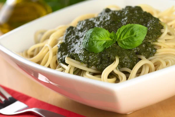 Pesto caseiro fresco em espaguete — Fotografia de Stock
